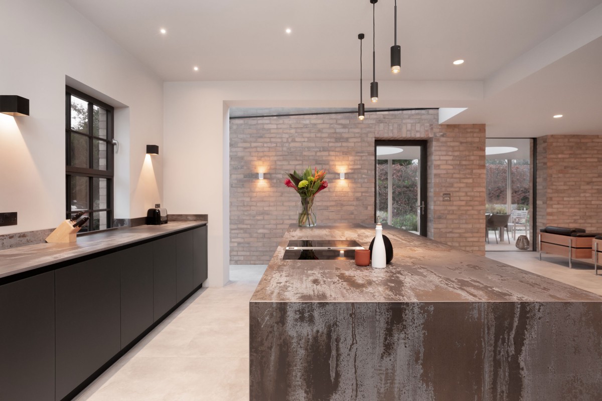 Dunkle, moderne Statement-Küche - Pronorm