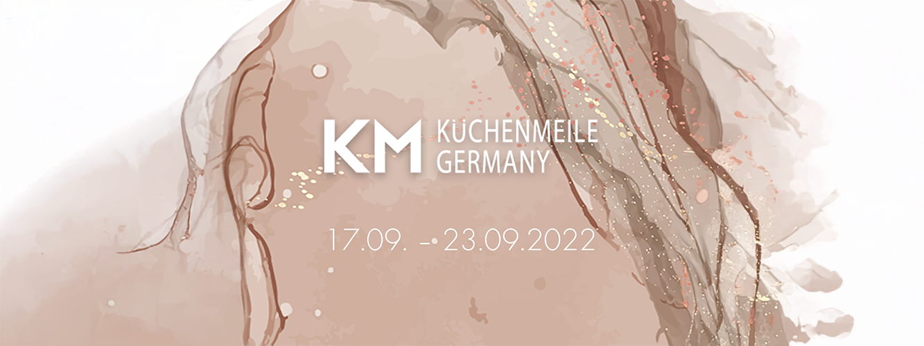 Image d’en-tête pour la KM Küchenmeile 2022 avec des formes abstraites en arrière-plan et le texte KM Küchenmeile et la date de l’événement au premier plan