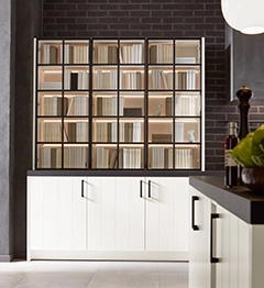 Eine Glasvitrine als Verbindung zwischen Wohnraum und Küche bringt gemütlichkeit und platz für Bücher oder Lieblingsstücke.