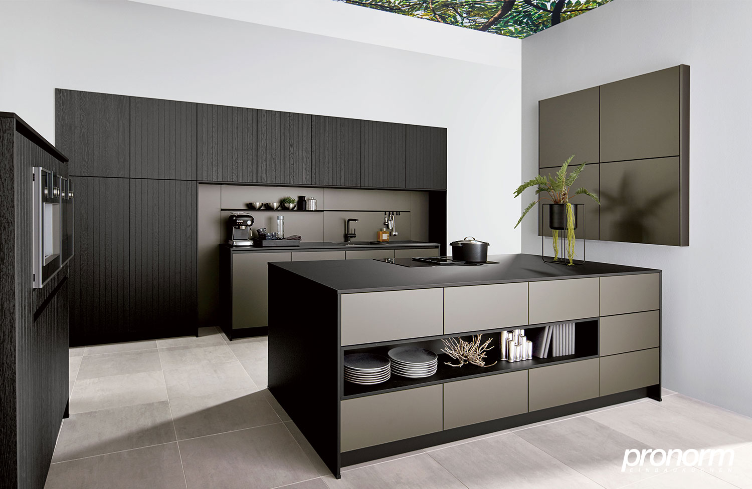 Griffloses Küchendesign mit schwarzen gerillten Holzfronten
