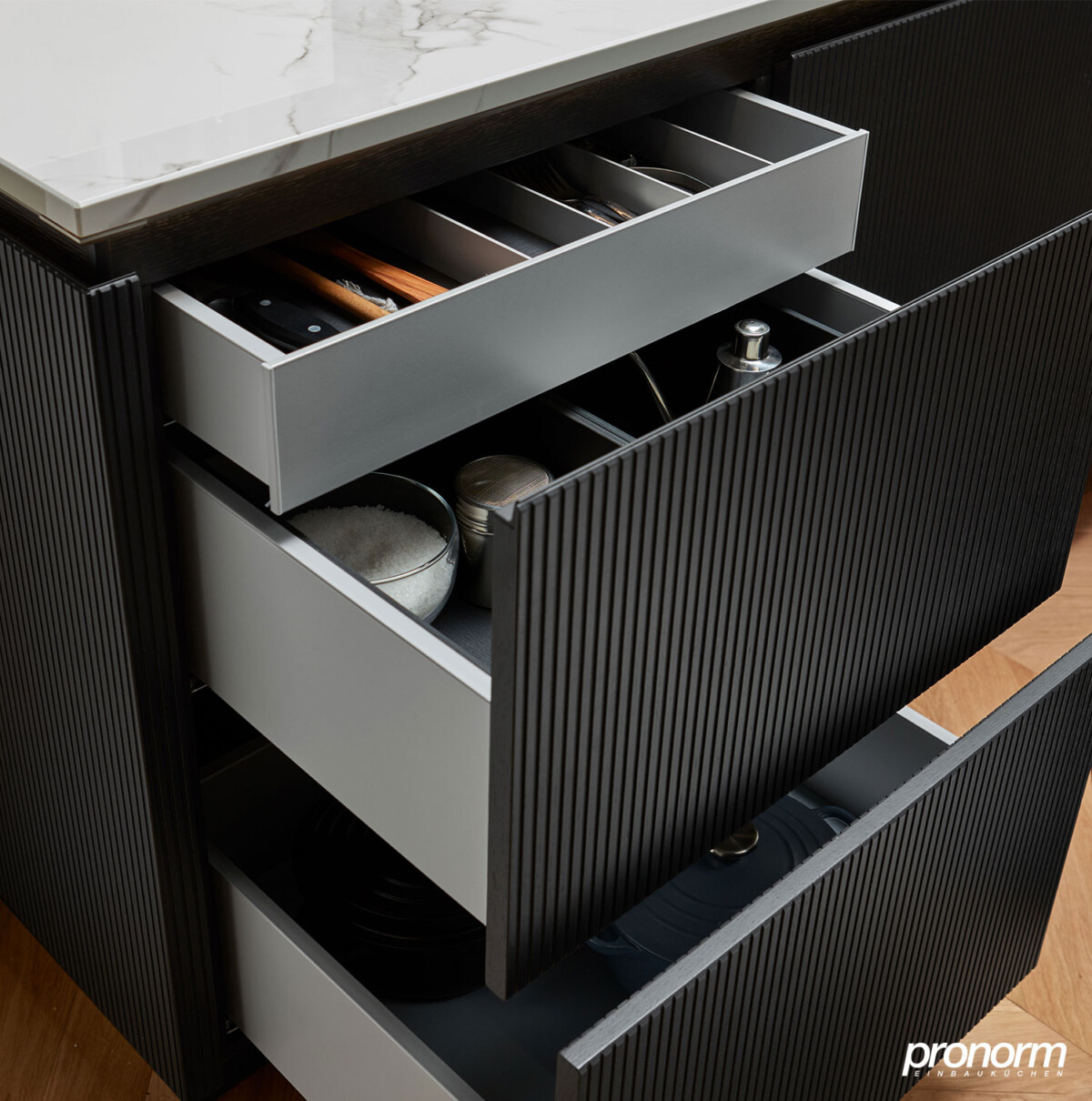 Discover your handleless kitchen in oak black | pronorm