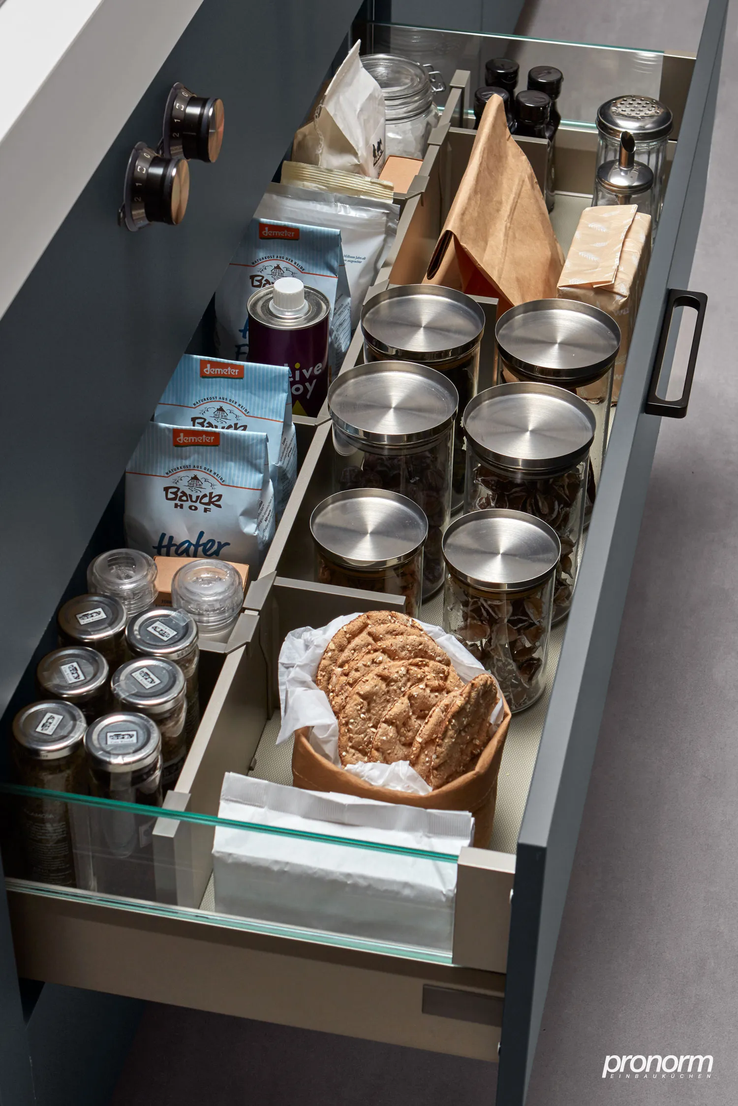 Storage solutions for large pull-out units in your kitchen