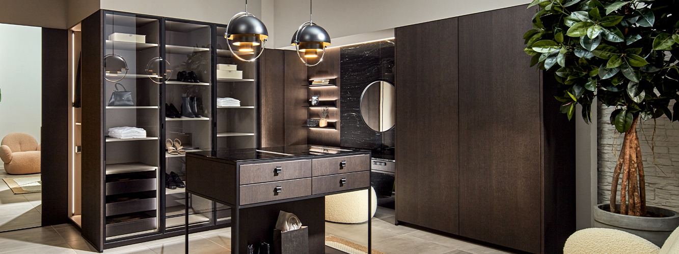 Walk-in wardrobe by pronorm in EV Eiche trüffelgrau with generous storage for clothes and accessories