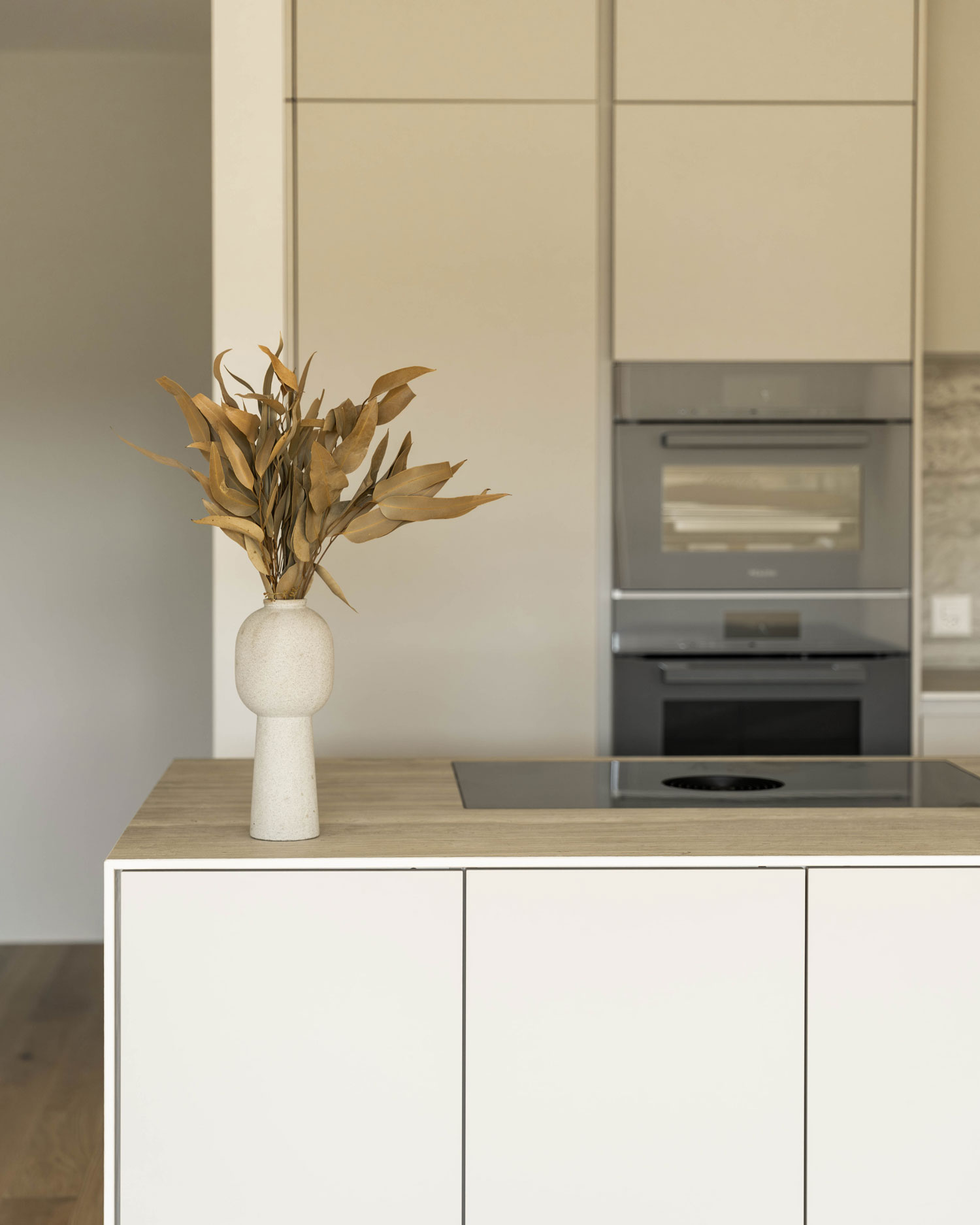Cuisine intégrée lumineuse avec îlot de cuisine et plaque de cuisson affleurante