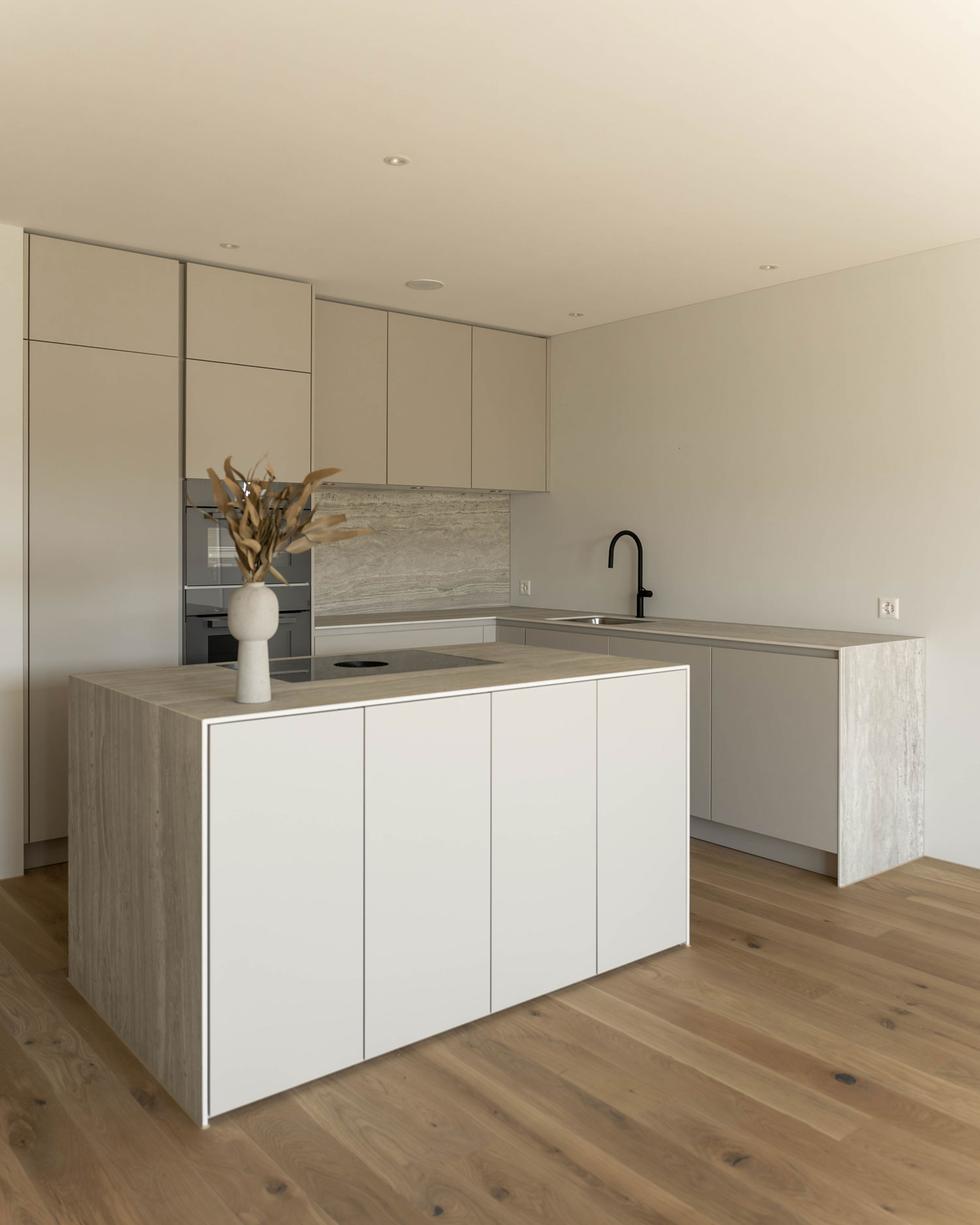Bright fitted kitchen with kitchen island and flush-mounted cooktop