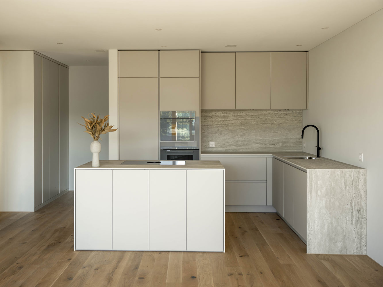Helle Küche mit freistehender Kücheninsel, minimalistische Küchenplanung