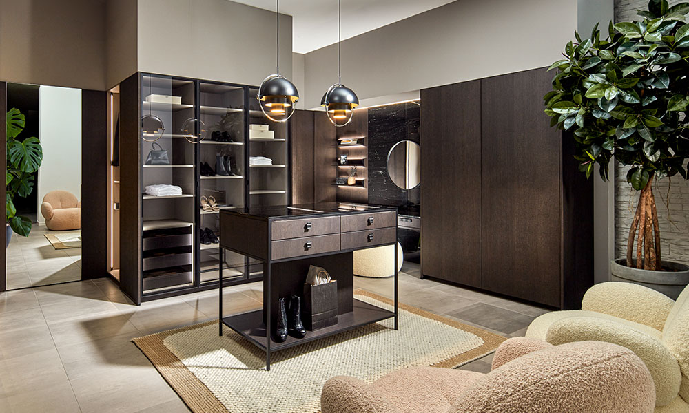 pronorm-begehbarer-kleiderschrank-ankleidezimmer-Eiche-trüffelgrau Begehbarer Kleiderschrank im Ankleidezimmer mit beleuchteter Vitrine und viel Stauraum