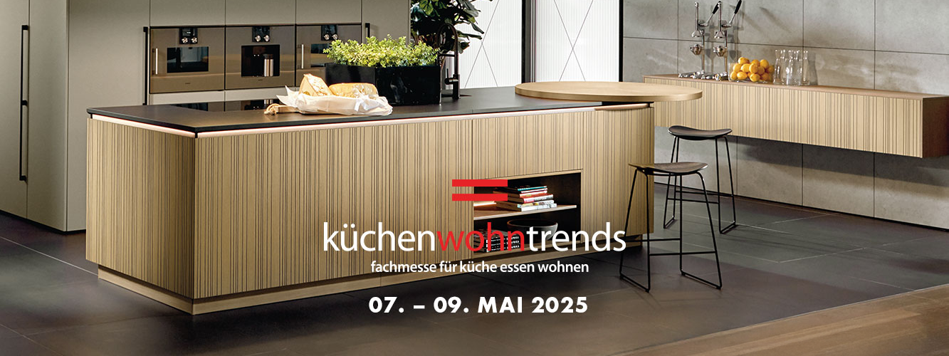 Moderne pronorm keuken met fineerfront en het logo van küchenwohntrends 2025 in Salzburg