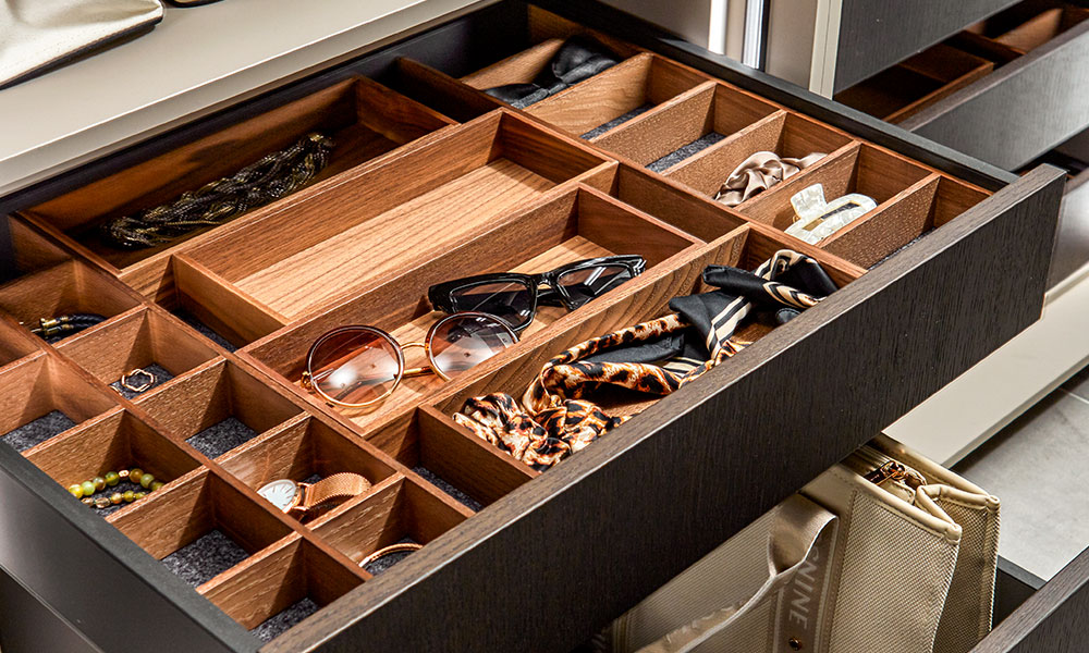 Schubladeneinteilung aus Holz zur praktischen Aufbewahrung von Schmuck und Accessoires.