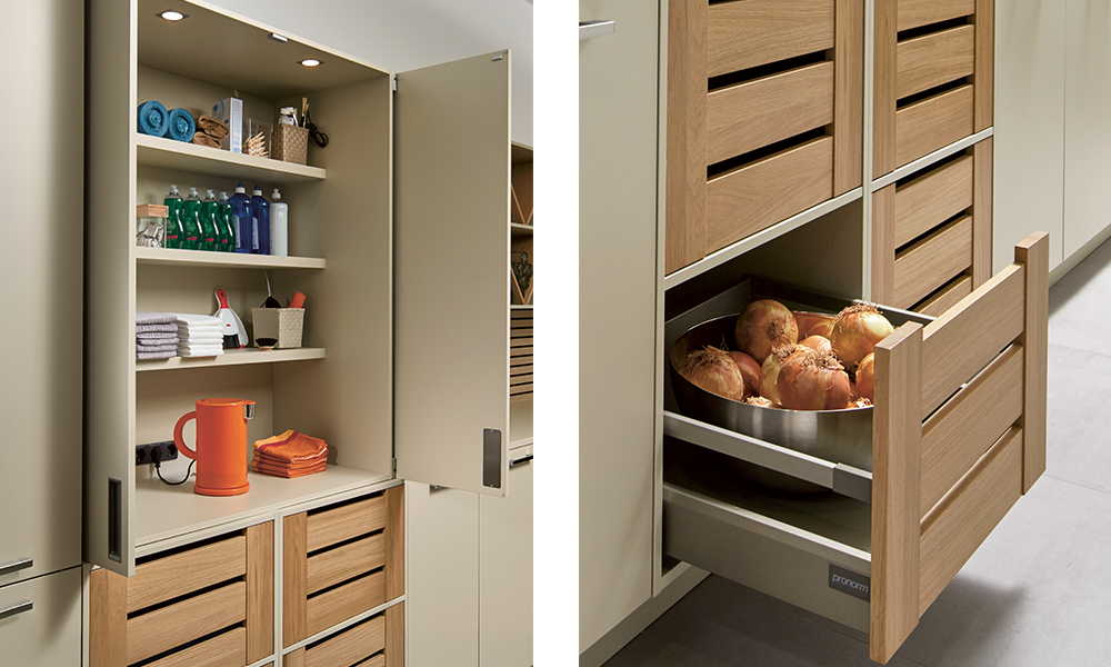 Kast in de bijkeuken met verlichting en ruimte voor schoonmaakmiddelen en voorraad.