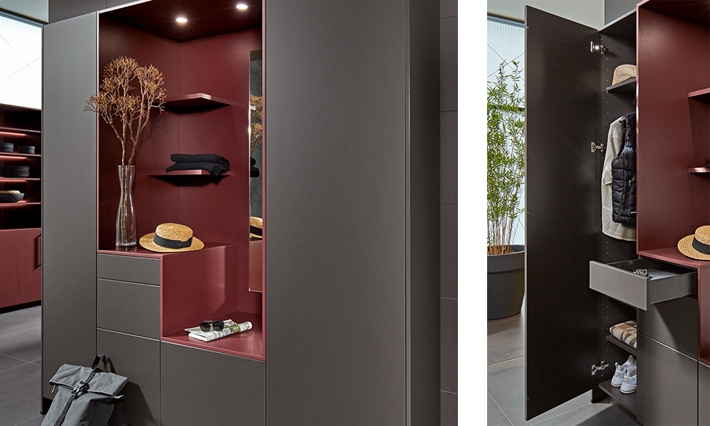 Moderne Garderobe mit integriertem Spiegel und Ablageflächen im Eingangsbereich zur Aufbewahrung von Kleidung und Accessoires.