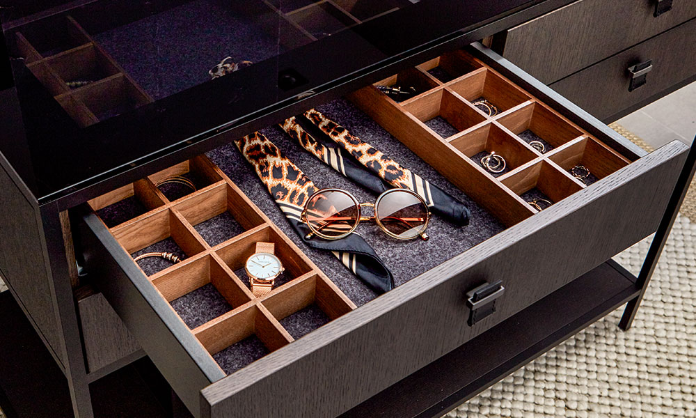 Elegante houten lade-inzet voor het geordend opbergen van accessoires in de inloopkast.