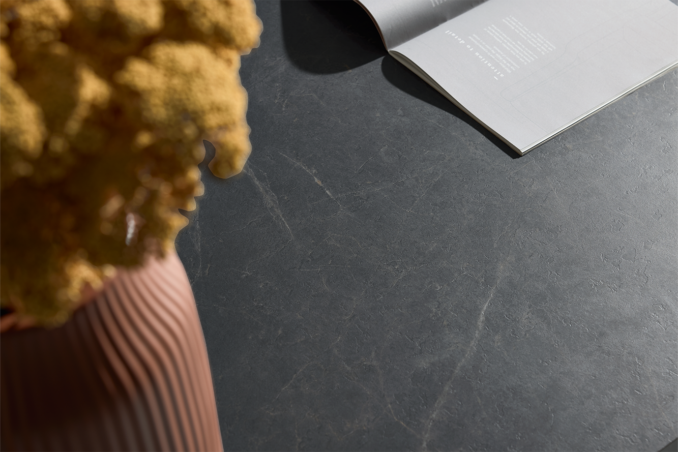 Detailopname van een donker werkblad met natuursteenstructuur – stijlvol en duurzaam keukenmateriaal.