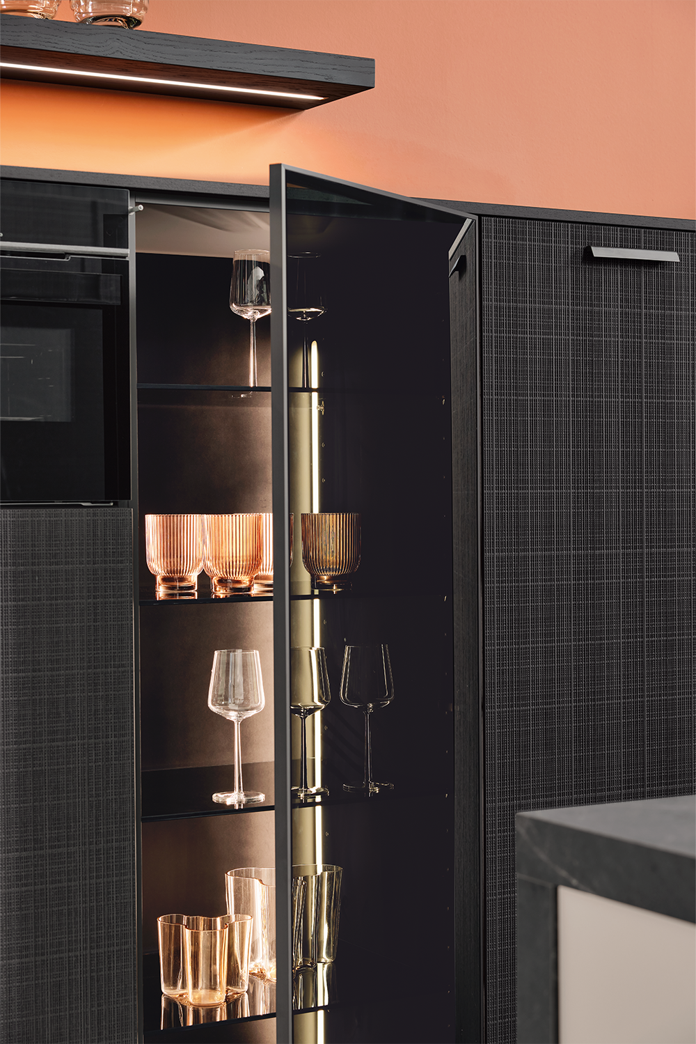 Vitrinenschrank mit Glastür und LED-Innenbeleuchtung – stilvoll inszenierte Glaswaren in moderner pronorm-Küche.