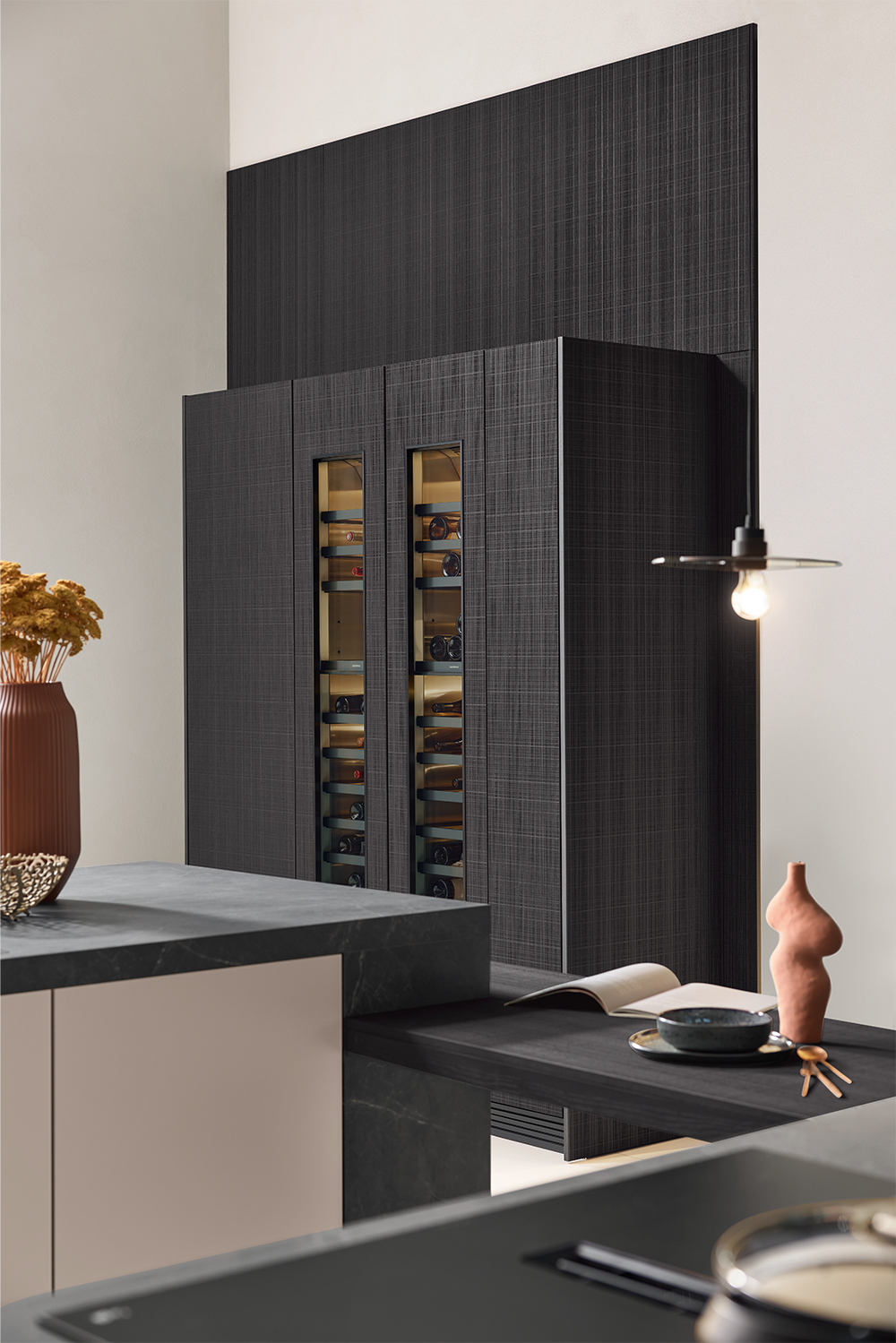 Hochschrank mit integrierter Weinkühlung in dunkler Boho Optik – stilvoll eingebettet in modernes Küchendesign von pronorm.