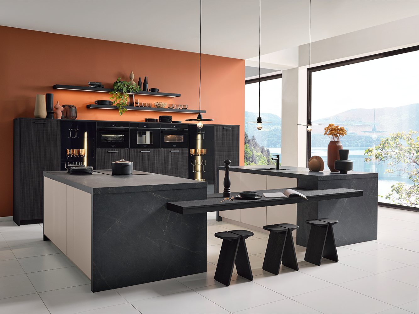Moderne pronorm-Küche mit Kochinsel, Sitzbank und integrierten Geräten – stilvoll kombiniert mit warmen Farben und Naturblick.