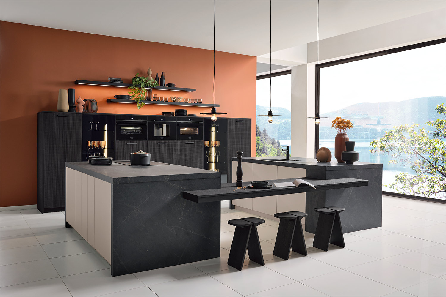 Moderne Designküche mit dunklem Stein-Dekor, schwarzer Boho-Front, offener Regallösung und Kupferakzenten vor terrakottafarbener Wand.