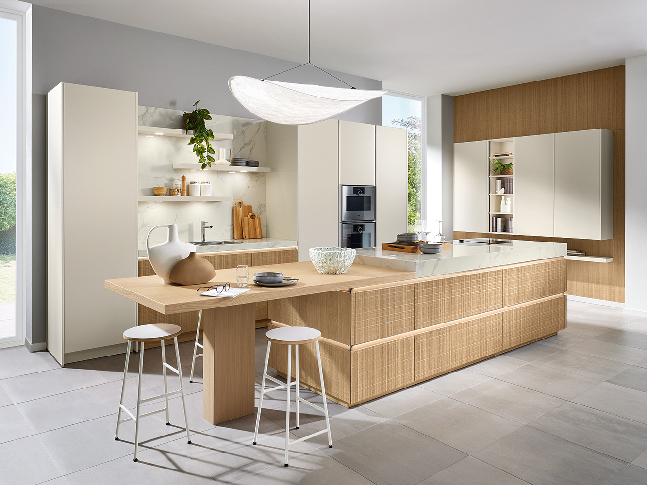 Moderne open keuken in Boho-stijl met natuurlijke materialen, greeploze Y-line fronten en een marmerlook werkblad