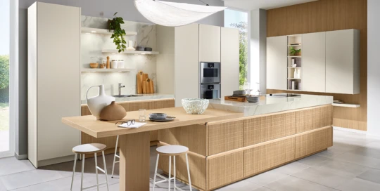 Boho-style kitchen and dining space with Y-line design, featuring natural oak veneer and a stone-look worktop