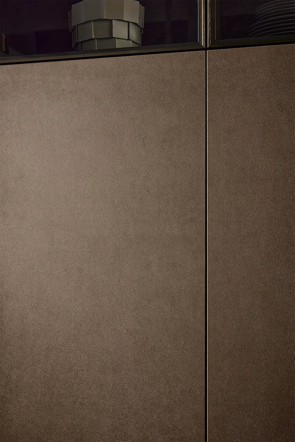 Vue rapprochée de la façade VC buffalo mocha effet cuir, intégrée dans une cuisine sans poignée signée pronorm