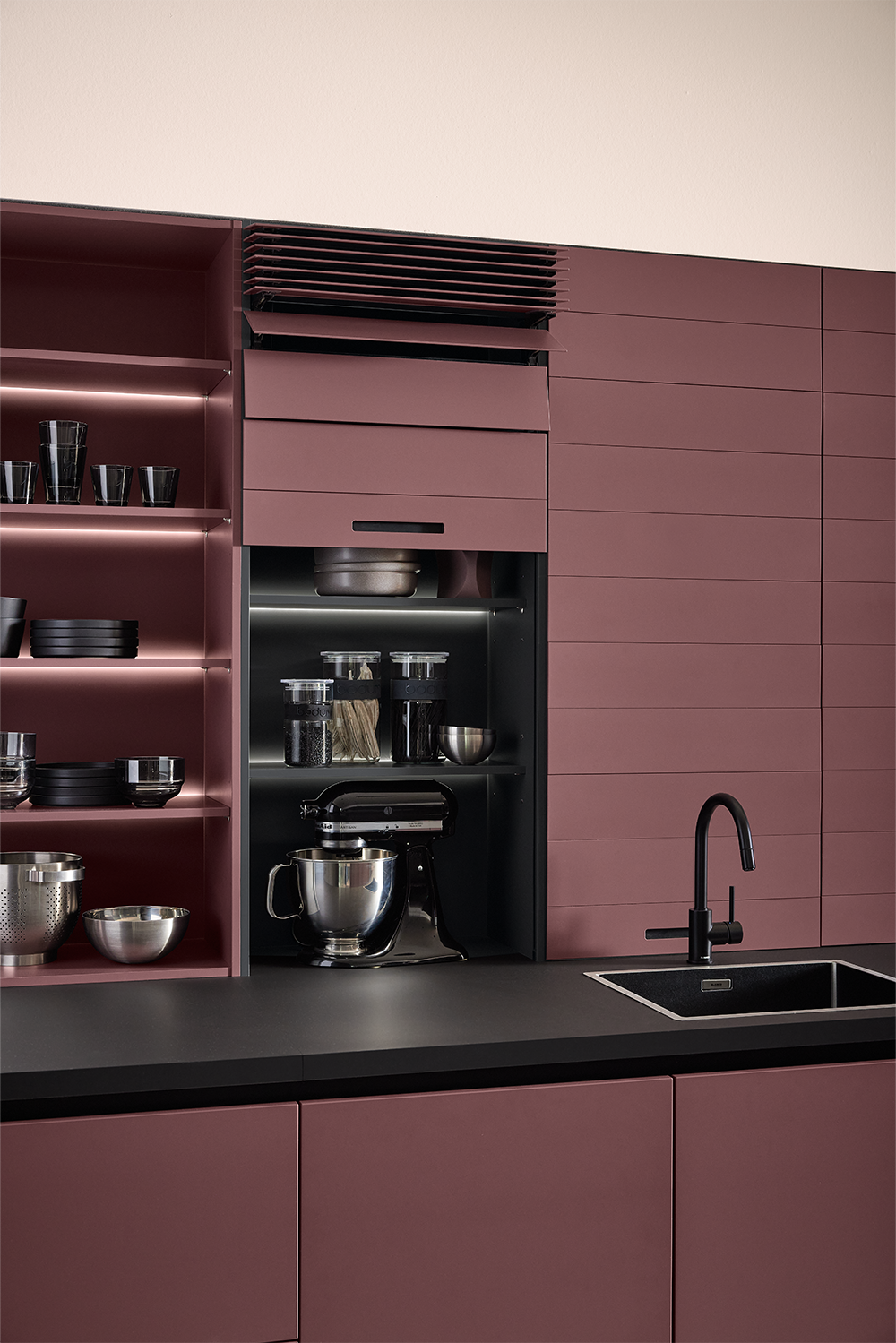 Portes Flipdoors fermées avec niche de rangement pour appareils et bocaux dans une cuisine design