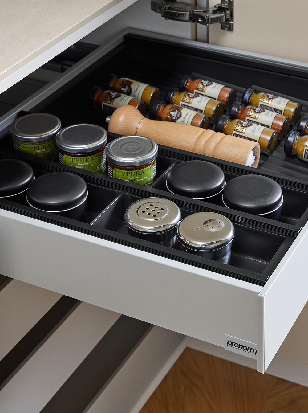 Tiroir haut de gamme proTech X avec insert pour couverts pour une organisation parfaite.