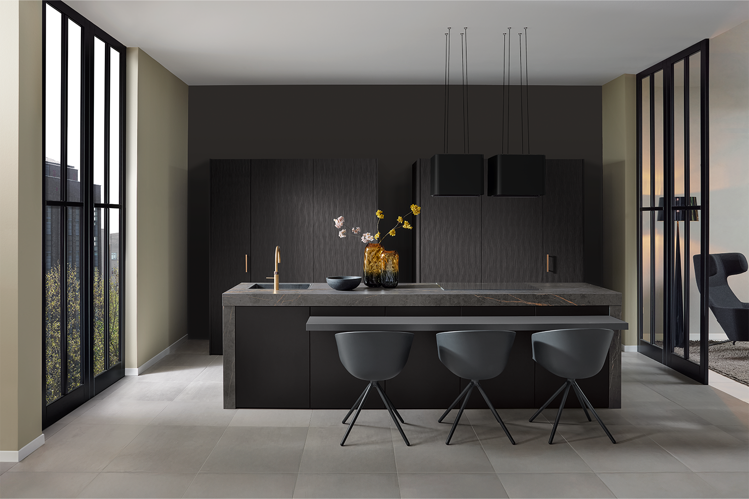 Luxe greeploze keuken in donker houtdecor met gouden kraan en stenen werkblad – eigentijds keukenconcept van pronorm.