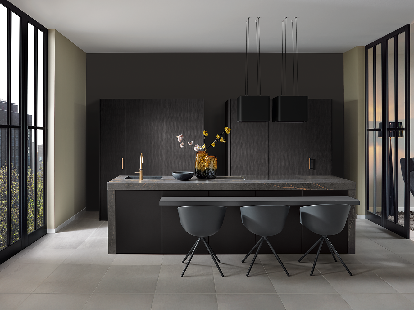 Elegante, grifflose Designküche in dunklem Holzdekor mit goldener Armatur und Steinarbeitsplatte – modernes Küchenkonzept von pronorm.