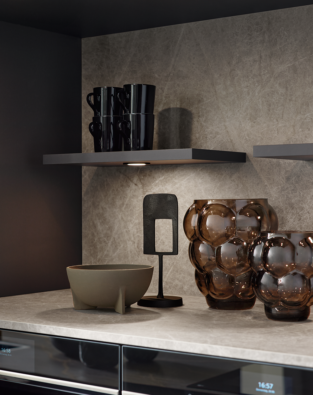 Stilvolles Küchenregal mit Beleuchtung, Keramik- und Glasdekor auf heller pronorm Arbeitsplatte – modernes Interior Styling.