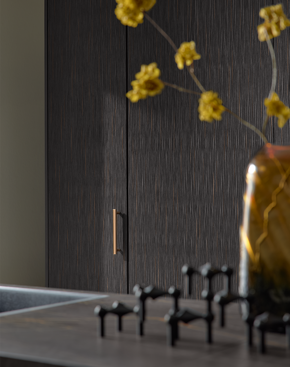 Detailreiche pronorm Küchenansicht mit strukturierter Front in dunklem Holzton, goldfarbenem Griff und Dekoration – modernes Küchendesign mit Charakter.