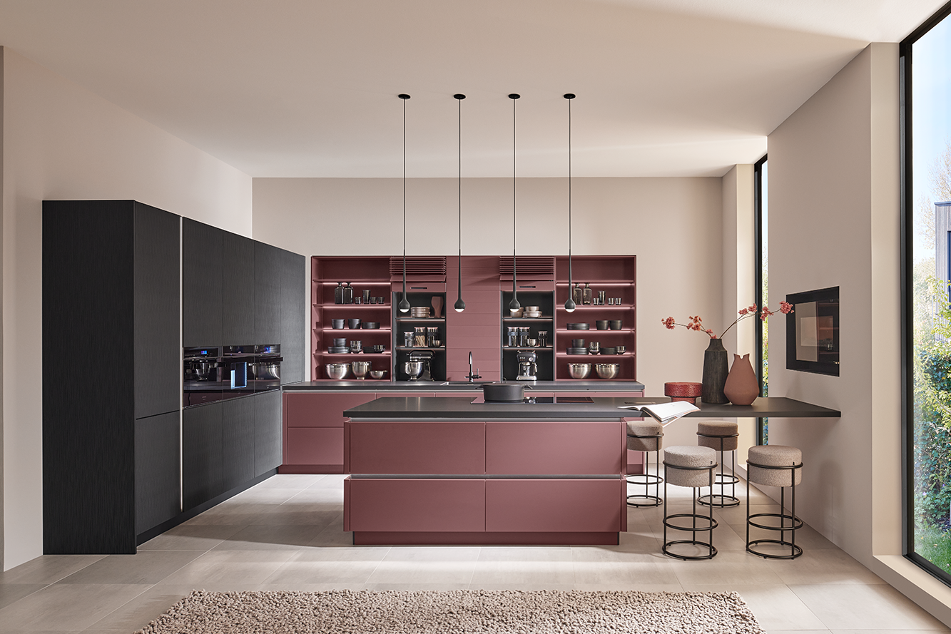 Designküche in Weinrot mit offenen Regalen, integriertem Stauraum und schwarzen Hängelampen