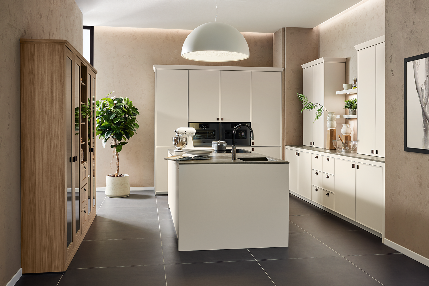 Stilvolle Landhausküche in Beige mit zentraler Insel, Holzvitrine und offener Regalgestaltung