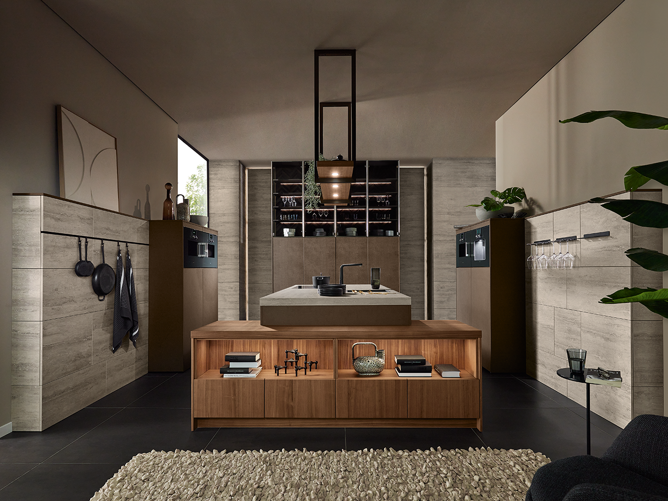 Vooraanzicht van open keuken met wand in steenlook, glazenhouders en notenhouten legplanken van pronorm