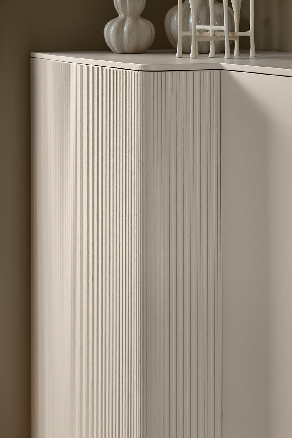 Nahaufnahme der vertikalen Rillenstruktur an der Highboard-Front in Mattlack Angora grau – modernes Küchendesign von pronorm.