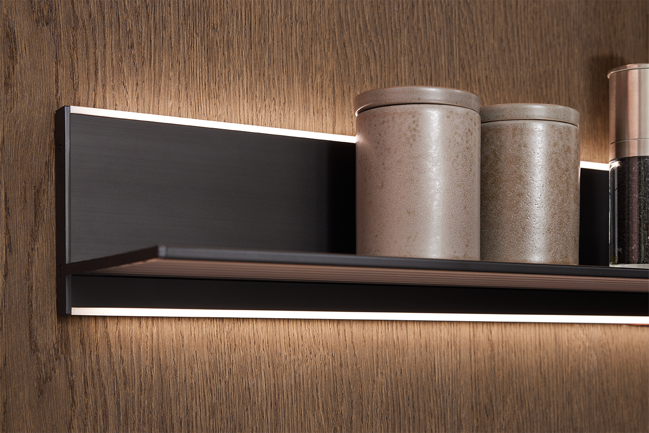 Nahaufnahme eines beleuchteten Küchenregals von pronorm – modernes Design mit stilvoller Lichtakzentuierung.