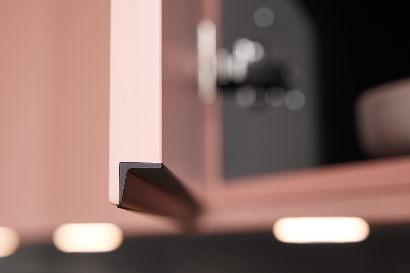 Detailaufnahme des eleganten Griffprofils in Rosa von pronorm – modernes Küchendesign mit stilvollem Akzent.