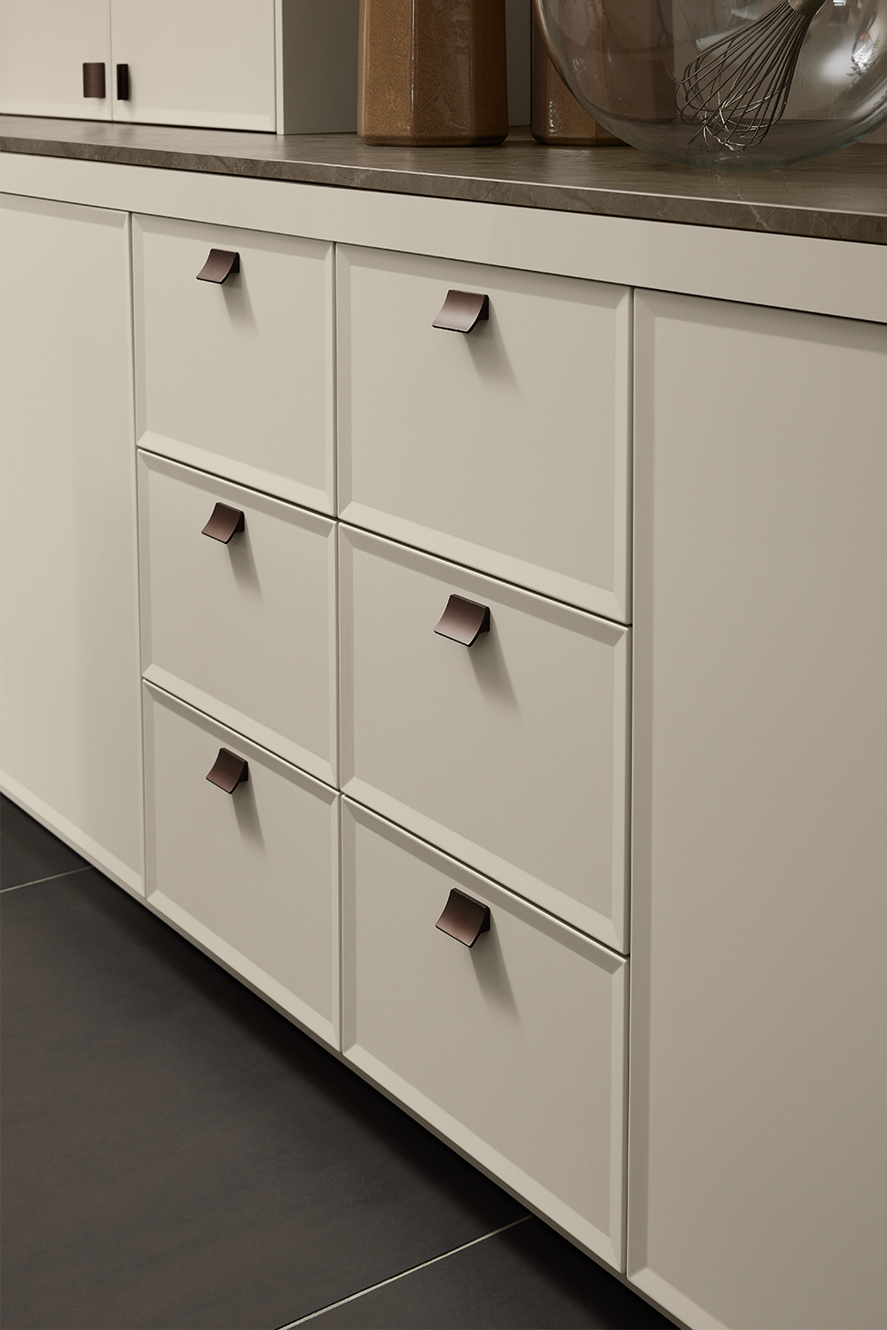 Praktisches Schranksystem mit kleinen Auszügen im Landhausstil und stilvollen Griffen