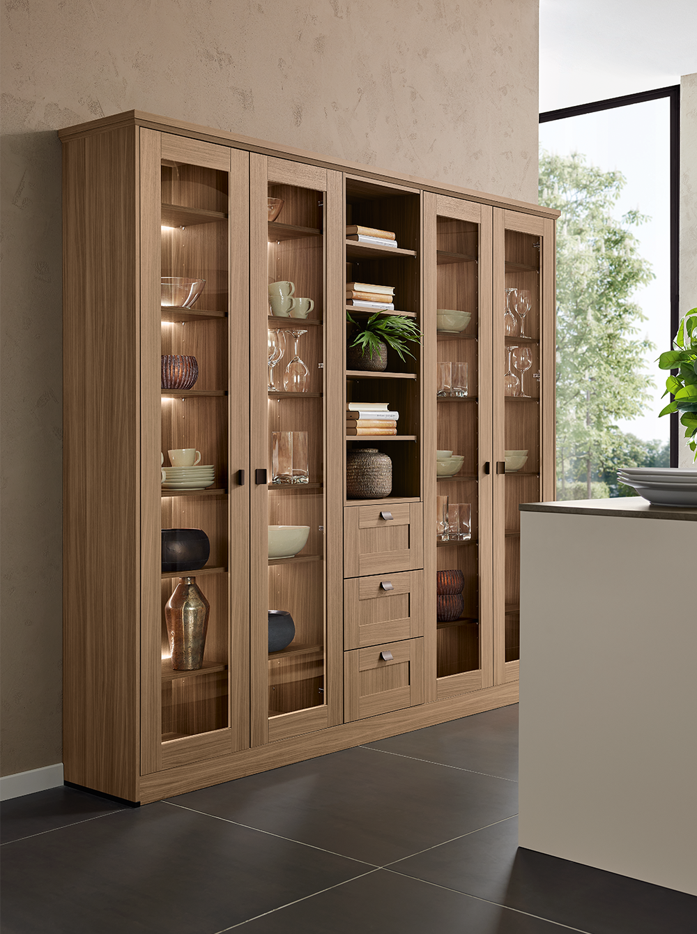 Hochwertige Holzvitrine mit Glasfronten und LED-Beleuchtung in der Küche – stilvoll und funktional