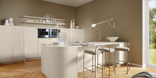 Header afbeelding met overzicht van moderne keuken met eiland en rilfront in Angora grijs.