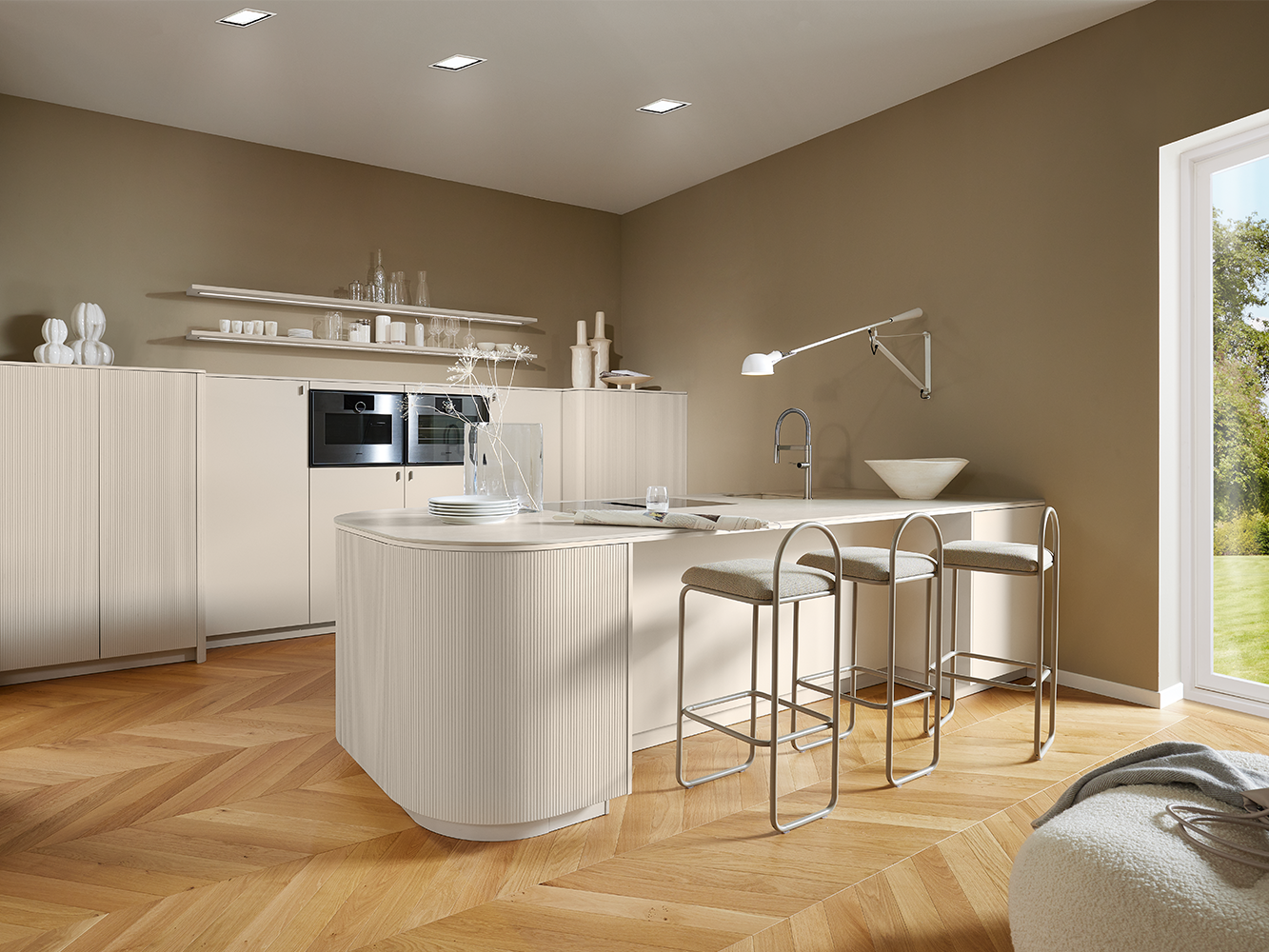 Header afbeelding met overzicht van moderne keuken met eiland en rilfront in Angora grijs.