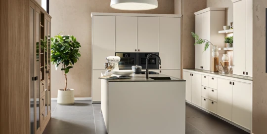 Detailverliebte Landhausküche mit beleuchteter Vitrine und großzügiger Arbeitsfläche