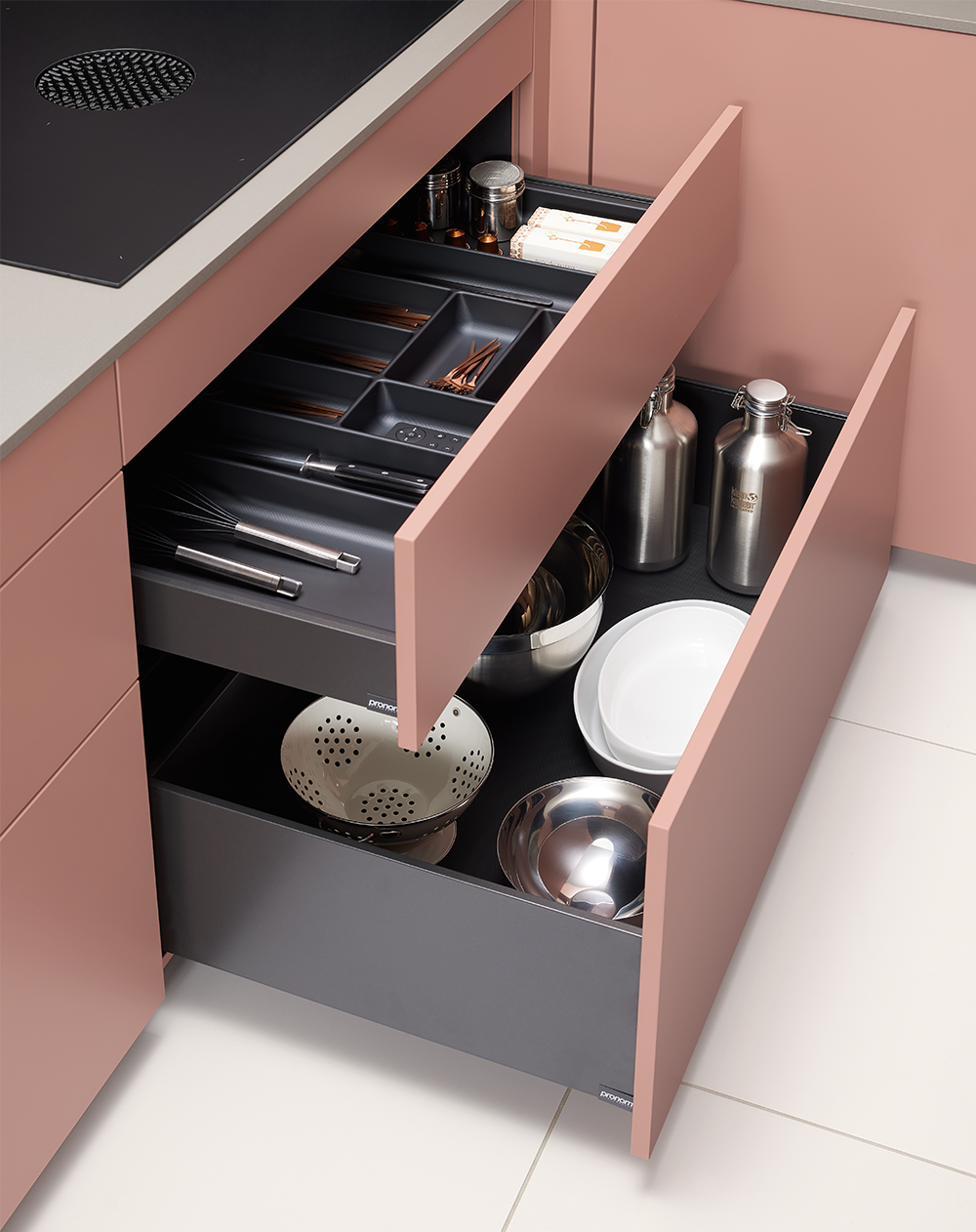 Praktische Auszüge in der modernen rosa Küche von pronorm – perfekt organisiert für Besteck, Geschirr und Küchenutensilien.