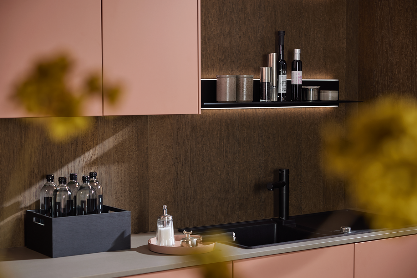 Beleuchtetes Regal in der modernen rosa Küche von pronorm – stilvolle Küchenbeleuchtung für Ambiente und Funktion.