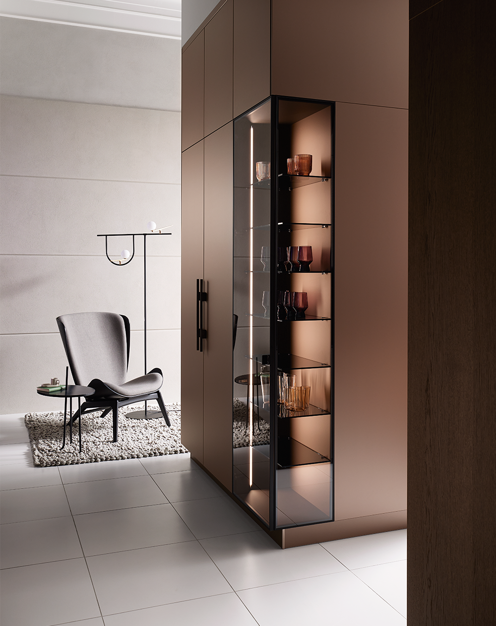 eleuchtete Vitrine in der modernen rosa Küche von pronorm – eleganter Stauraum für Gläser und Geschirr.
