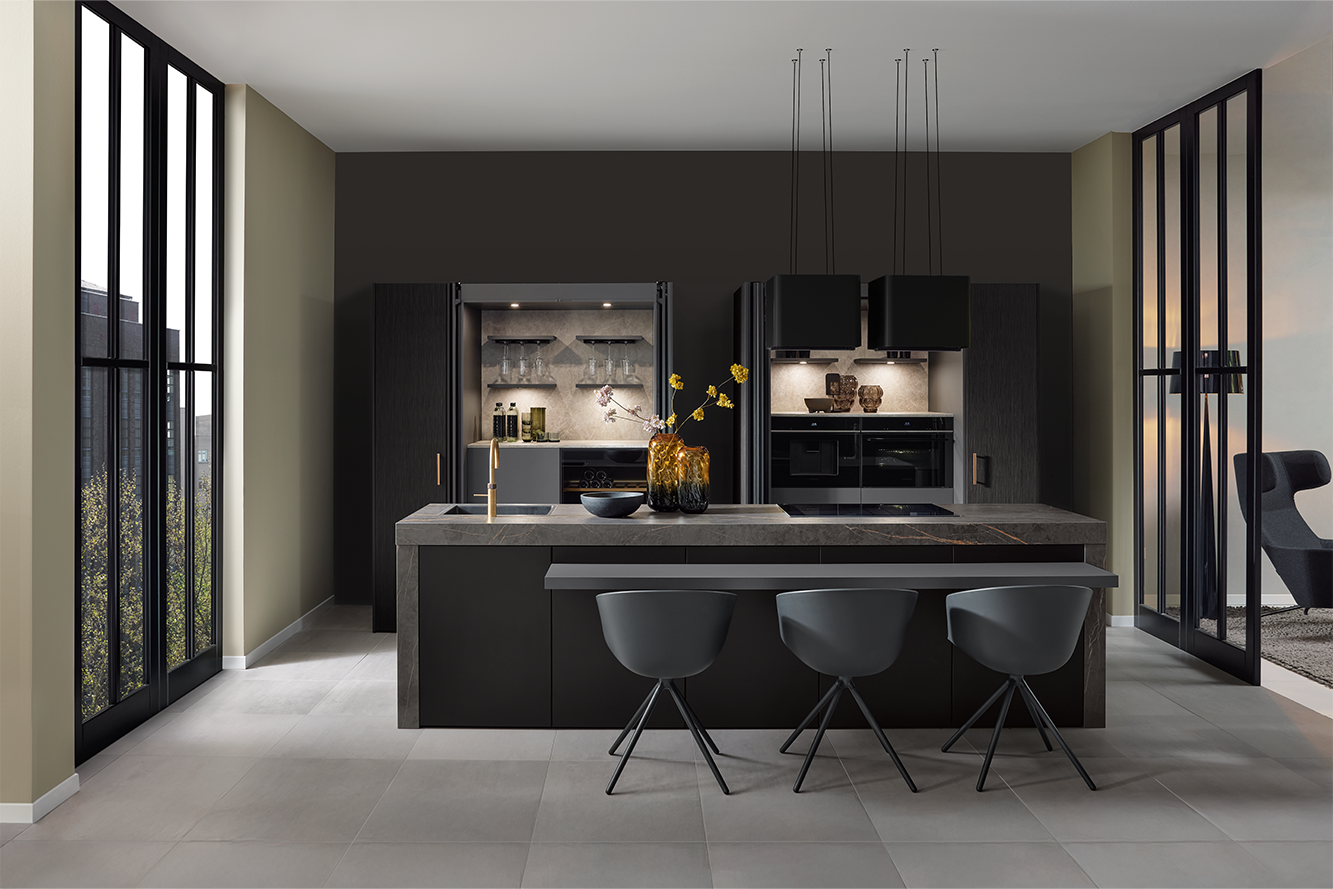 Geöffnete Designküche von pronorm mit beleuchtetem Innenleben, Glasregalen und eleganter Ausstattung – perfekte Verbindung von Funktion und Ästhetik.