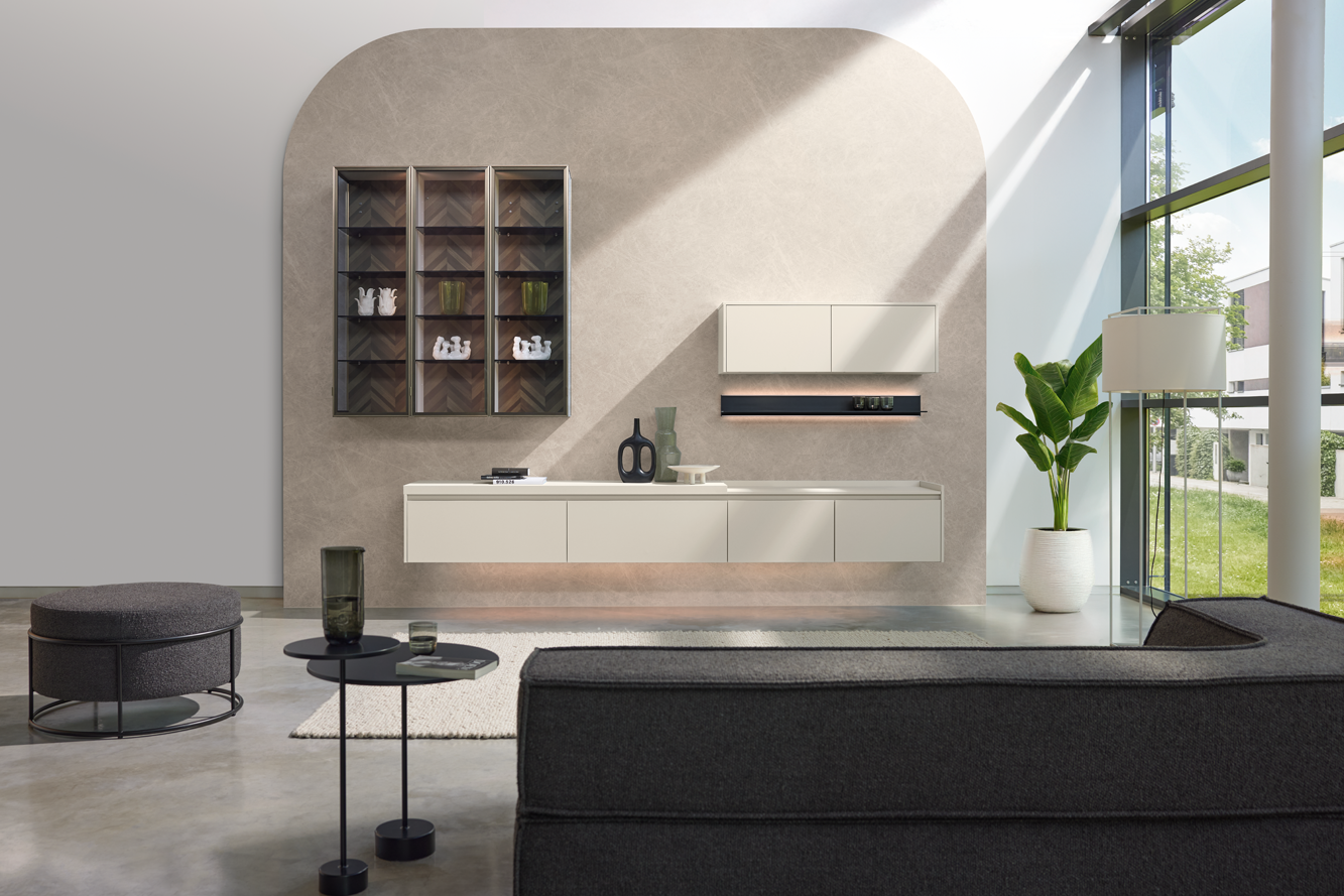 Meuble mural pronorm avec bahut suspendu, vitrine en verre et éclairage moderne – alliance élégante de fonctionnalité et de design.