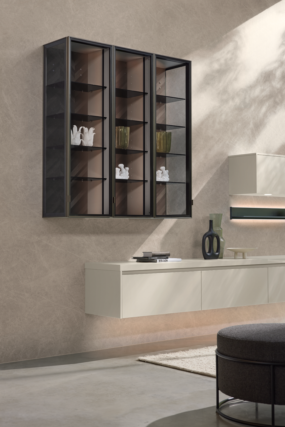 Vitrine design pronorm avec portes en verre et fond aspect bois – meuble mural moderne pour un intérieur raffiné.