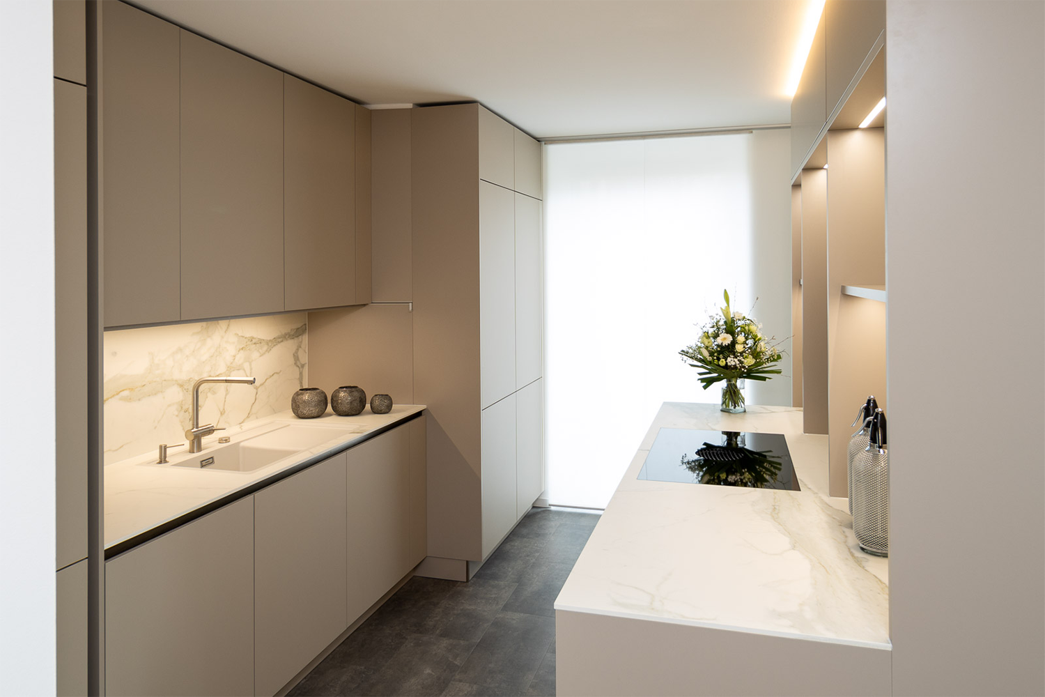 pronorm-beige-handleless-kitchen-minimalist-design Modern handleless pronorm kitchen with bright marble worktop and elegant lighting.