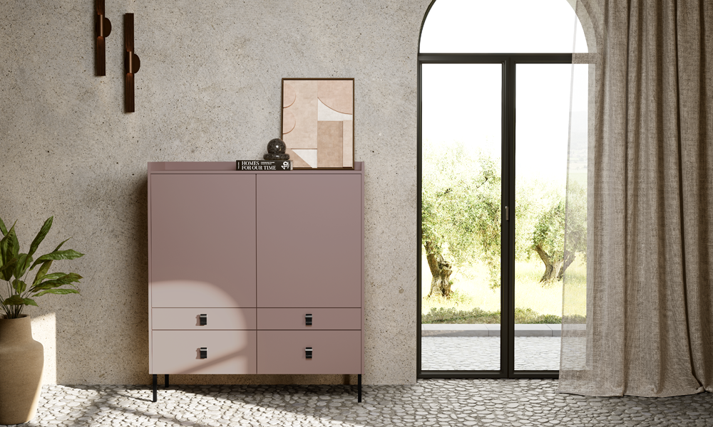 Buffet haut moderne en finition rose mate avec pieds en métal noir dans un espace de vie lumineux et minimaliste avec grande fenêtre – meuble design pronorm.
