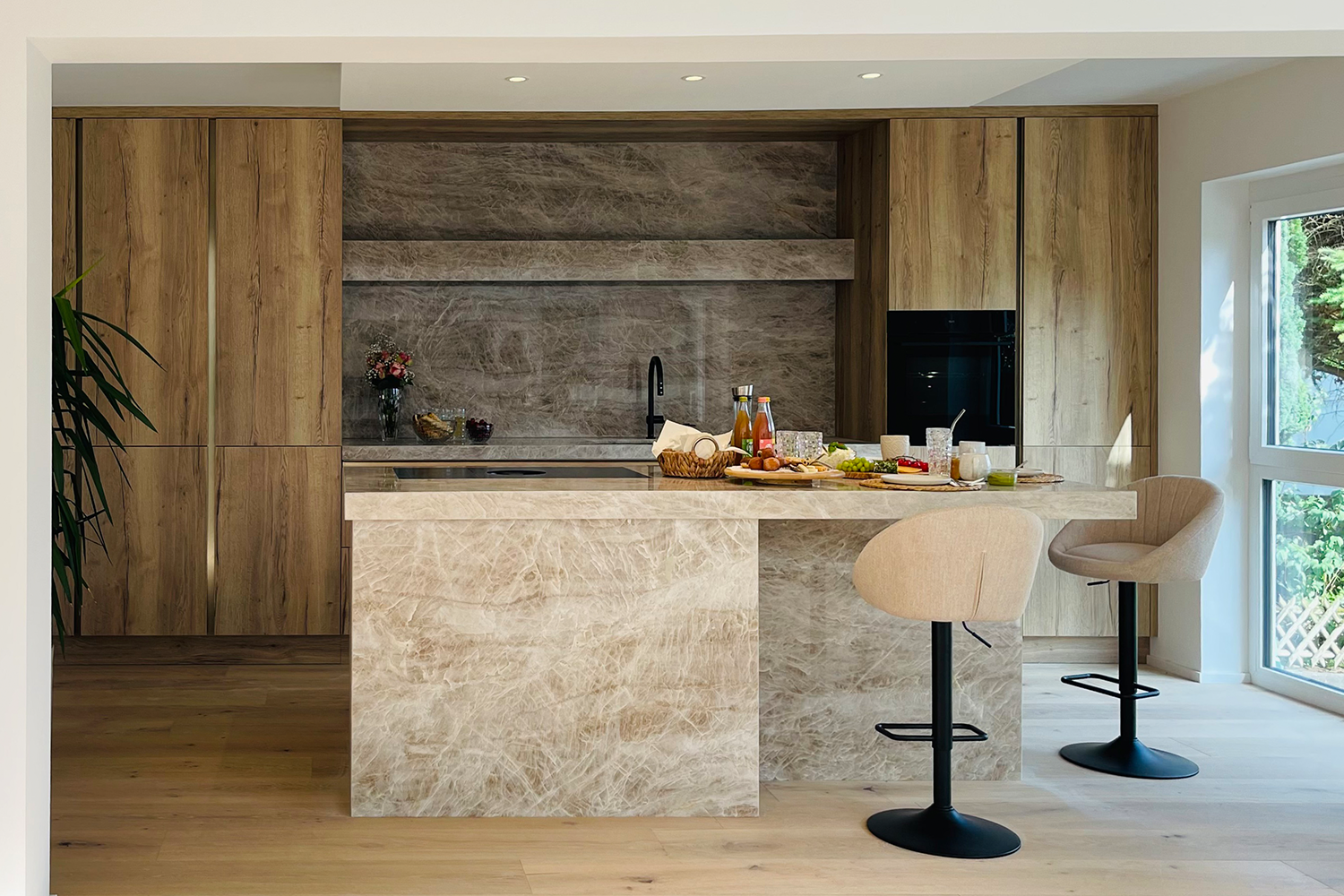 Cuisine familiale moderne en chêne avec îlot central – matériaux naturels et design ouvert